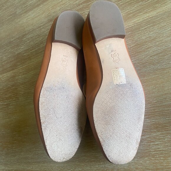 Tory Burch Leather Loafer in Camel with Gold Charm | women size 8.5 - Picture 5 of 8